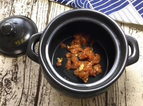 将腌制好的肉放入煲中