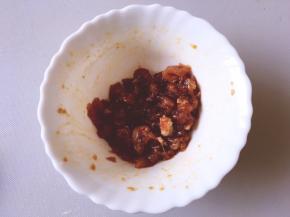 用筷子搅拌顺着一个方向，加入适量生粉腌制半小时