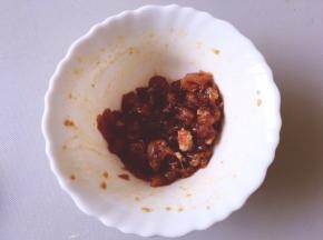 用筷子搅拌顺着一个方向，加入适量生粉腌制半小时