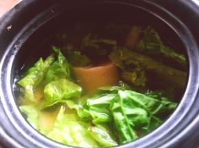 白菜洗净切块，放入煲中加入一块浓汤宝小火炖十分钟