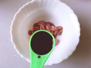 准备一个碗，肉放入，加入一勺生抽