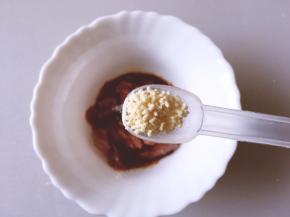 加入一勺白糖，一勺盐，一勺鸡精