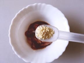 加入一勺白糖，一勺盐，一勺鸡精