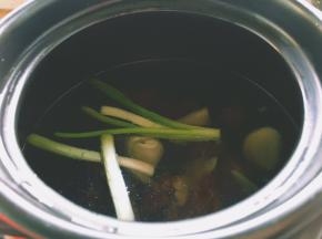 加入适量水，开火中火十分钟后