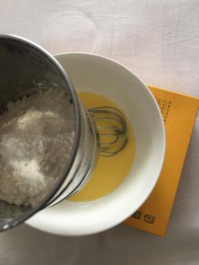 筛入低粉和泡打粉拌匀