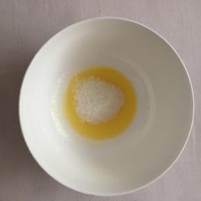 黄油融化加入糖