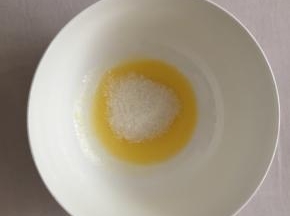 黄油融化加入糖