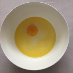 加入牛奶和鸡蛋拌匀