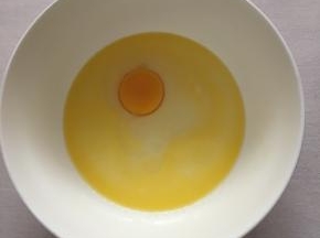 加入牛奶和鸡蛋拌匀