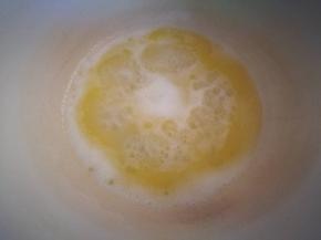 黄油，水，盐，糖醋放锅里加热到沸腾