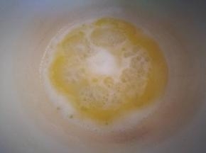 黄油，水，盐，糖醋放锅里加热到沸腾