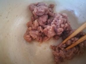 迅速倒入粉，顺时针搅拌，这里建议大家用筷子，比蛋抽好用