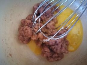 搅拌均匀后，加蛋液，一点点的加，完全吸收了再加下一次