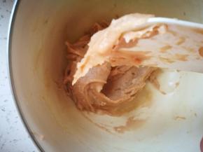 鸡蛋的份量并不一定 是按照你的面糊的状态来决定，面糊的状态就是搅一搅，提起来有个垂下的大弯钩就可以了。这时预热烤箱，上下火170度