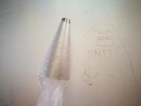 裱花嘴和烤盘，烤盘上面铺上油纸，用黄油把油纸粘在烤盘上，这样便于挤面糊