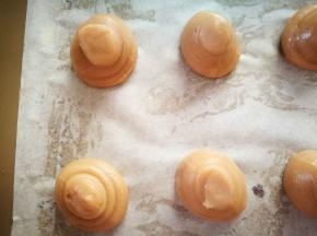 挤成了这样，不要紧哈，只要大小差不多，烤出来一膨胀就一样了，尽量挤光滑