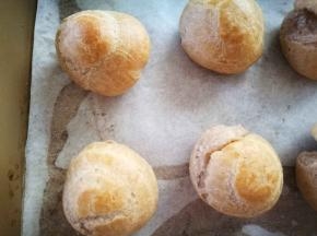 放入预热好的烤箱，上下火170度，我烤了20分钟，各人根据自己的烤箱具体设定温度和时间，闻到香味就差不多了