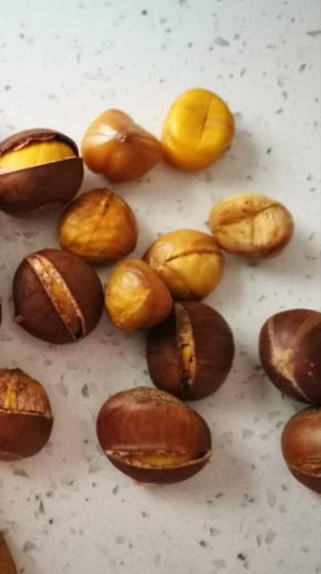 准备新鲜的熟板栗