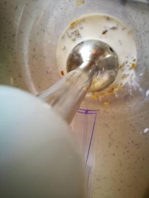 我改良了下，因为是夹馅，不用那么细腻和过滤，直接将栗子切碎，奶油打发得差不多了，扔进去在搅打几圈就可以了