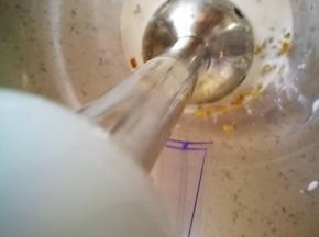 我改良了下，因为是夹馅，不用那么细腻和过滤，直接将栗子切碎，奶油打发得差不多了，扔进去在搅打几圈就可以了