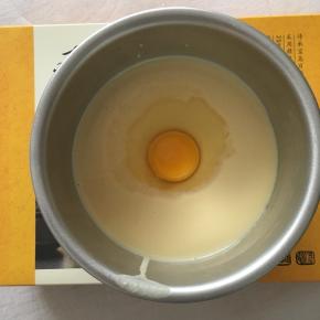 表面再打入一个鸡蛋