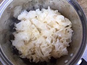 将银耳切成小块