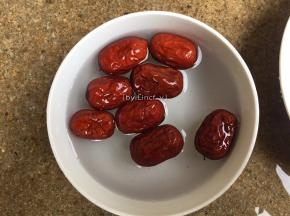将红枣洗净