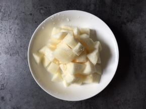 雪梨去皮，然后切成小块
