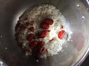 加入红枣、枸杞