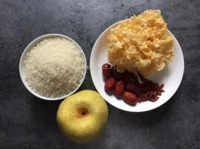 准备所需材料:
雪梨1个、银耳1朵、大米1碗、红枣8颗、枸杞1勺、冰糖适量