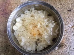 先将银耳提前泡发
