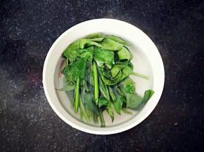 菠菜烫洗一遍。