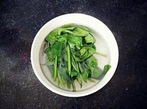 菠菜烫洗一遍。