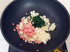 放入火腿肠和菠菜碎翻炒均匀。