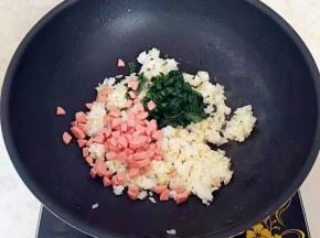 放入火腿肠和菠菜碎翻炒均匀。
