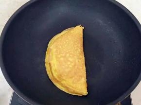 另一面鸡蛋饼覆盖过来，用铲子轻轻按压定型一下就可以出锅了。