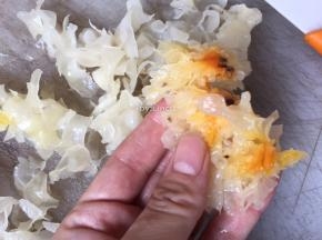 泡发的银耳去掉黄蒂
