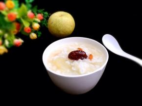 煲煮后的雪梨银耳粥加入适量冰糖搅拌融化后即可食用