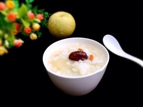 煲煮后的雪梨银耳粥加入适量冰糖搅拌融化后即可食用