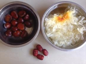 准备食材，雪耳提前几个小时用清水浸泡开