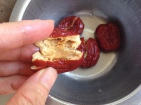 红枣用刀拍扁去核