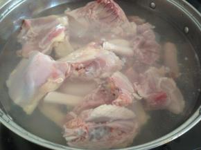 鸡肉和瘦肉放煮开的水里焯一下水，去掉血腥味