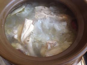 切成大块状的雪耳加入汤煲内