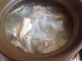 切成大块状的雪耳加入汤煲内
