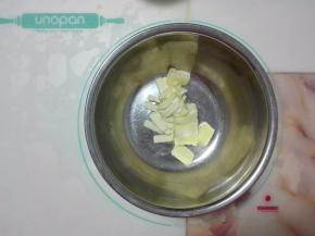 黄油切小块室温下放至软化。