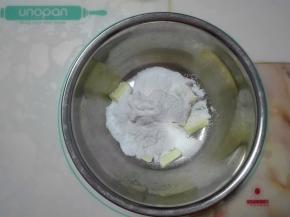 软化的黄油中加入糖粉。