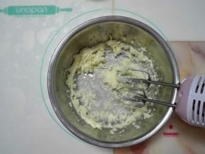 用电动打蛋器打发至颜色变淡，体积变大。