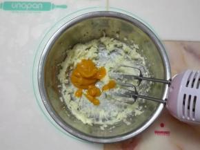 南瓜泥加入打发的黄油中。