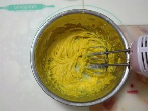 继续用电动打蛋器打均匀。