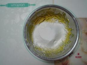 把低筋面粉和玉米淀粉混合筛入盆中。